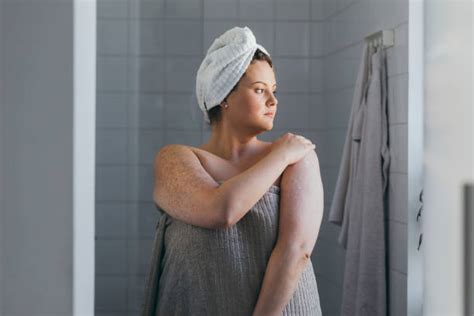 67.600+ Mujer En La Regadera Fotografías de stock, fotos e。